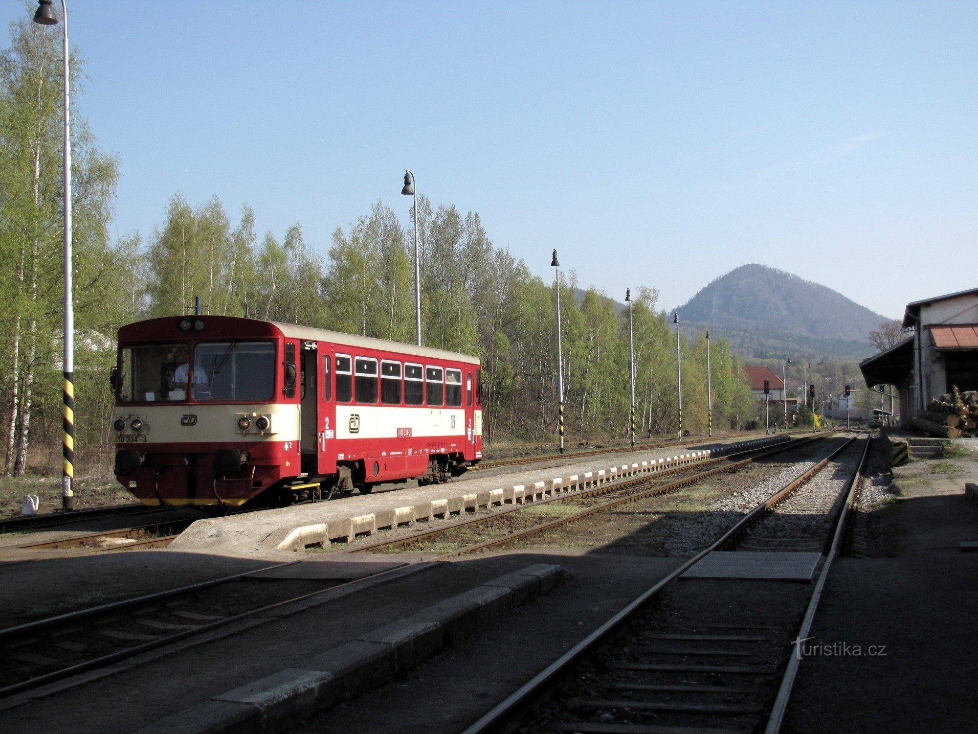 Platform, a háttérben a Klíč-hegy