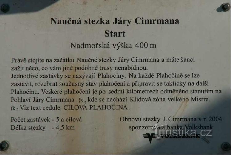 Εκπαιδευτικό μονοπάτι Jára Cimrman - έναρξη: Ο πίνακας εκκίνησης του εκπαιδευτικού μονοπατιού αφιερωμένου στον Πλάχο