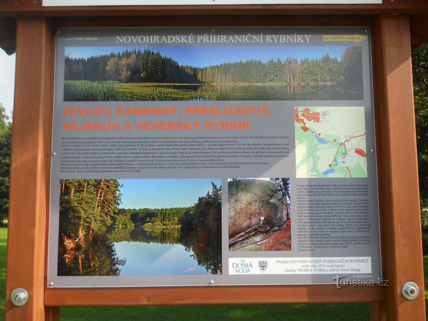 Đường mòn giáo dục có ao ở biên giới Novohrad và bảo tàng ngoài trời Bức màn sắt