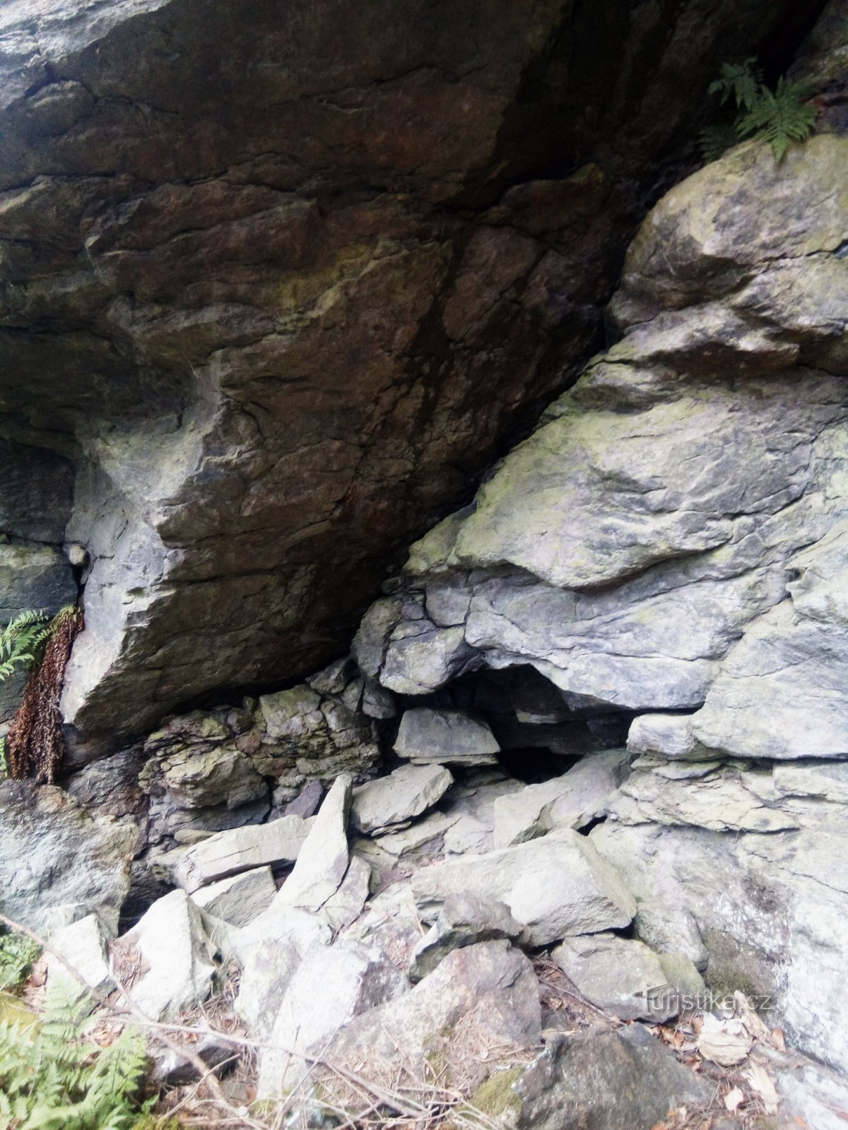 Đường mòn giáo dục mạch Sudslavický hoặc phía sau những tảng đá, hang động, bậc thang và một cây bồ đề cổ thụ