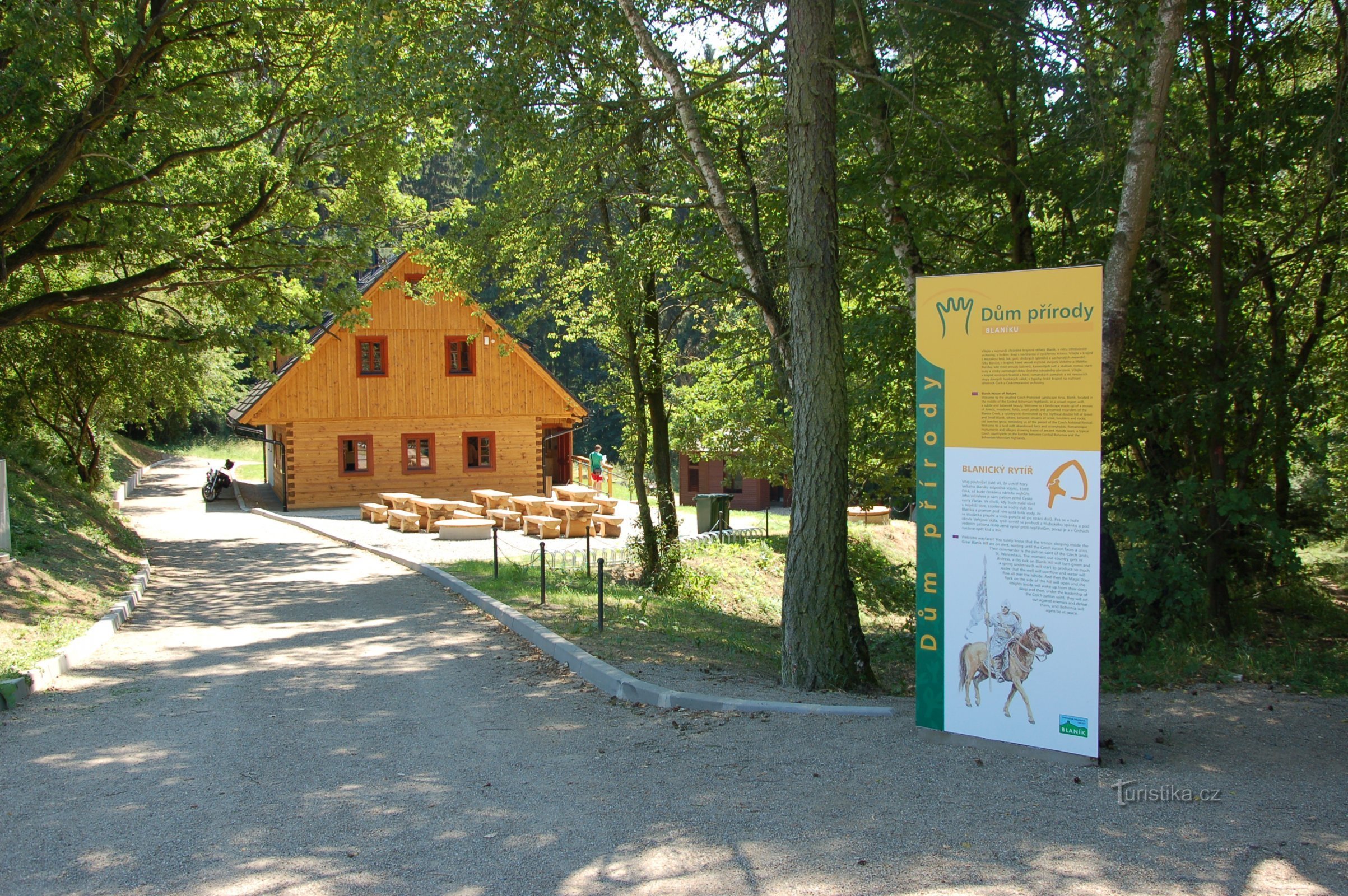 Učna pot se začne pri Hiši narave Blaník, pred katero je tudi razstava Podblaniška skala.