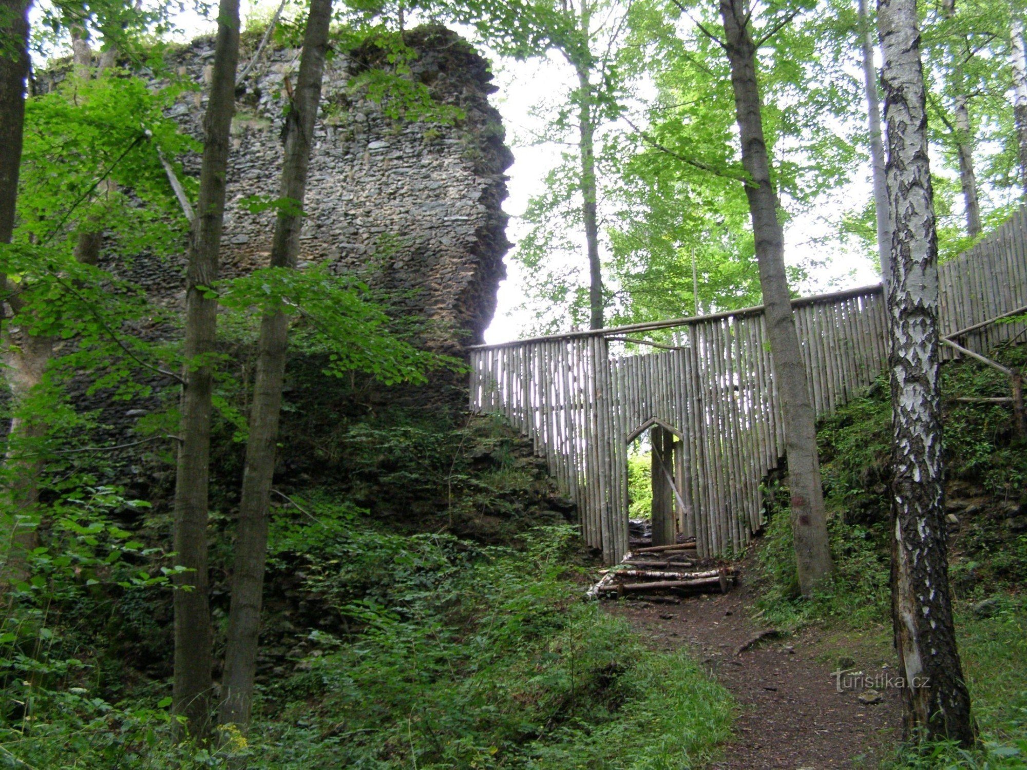 Návarov - entrada para o núcleo do castelo