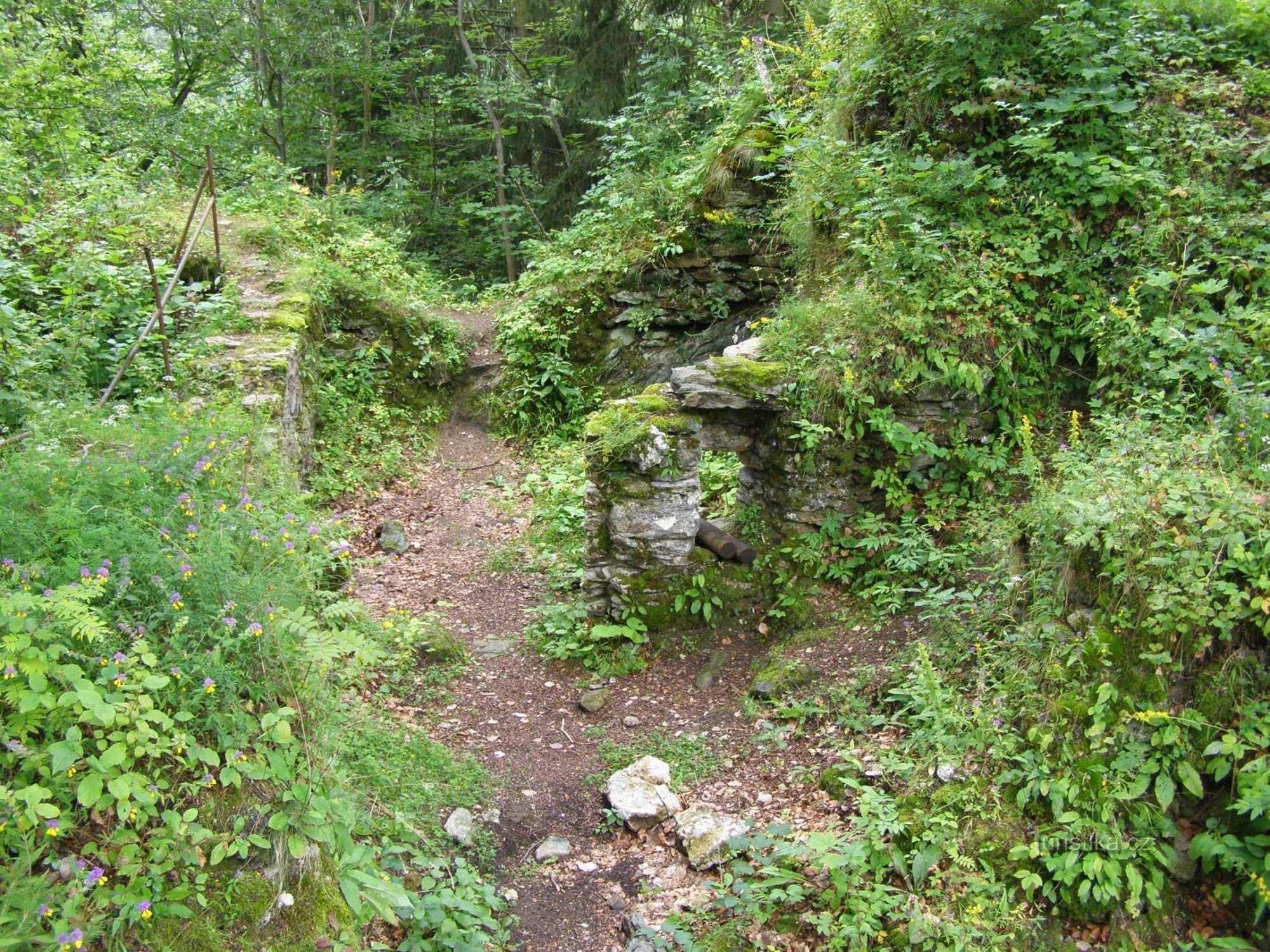 Návarov - Überreste eines kleinen Palastes