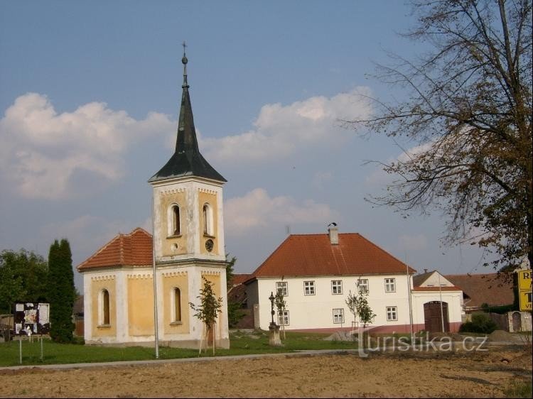 Félpótkocsi és kápolna: Szentpétervár kápolna. Flóriána a faluban