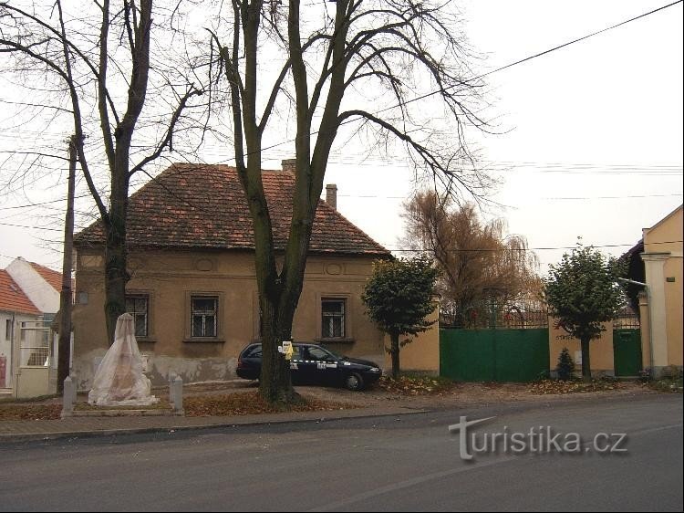 Sættevogn og monument