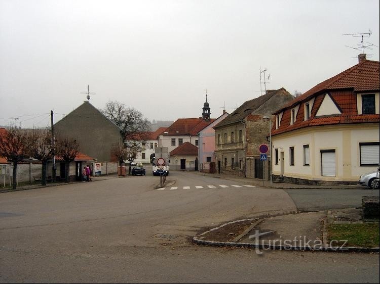 Náves a radnice: náves, budova s věžičkou je radnice