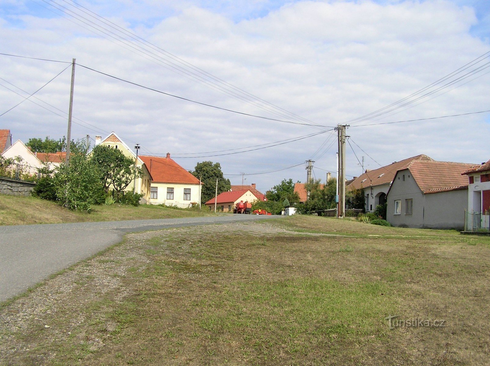 polpriklopnik nad cerkvijo