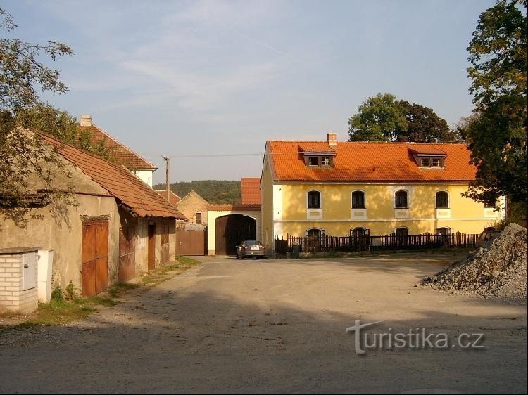 Náves: Obec Úholičky s 564 obyvateli se nachází 7 km severozápadně od okraje Pra