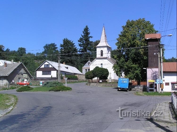 Poluprikolica: Pogled poluprikolice na selo u isto vrijeme kao i raskrižje