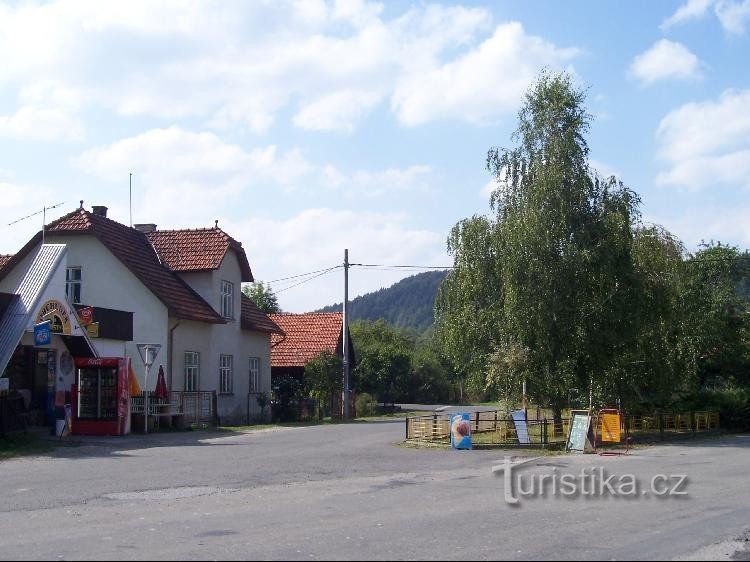 Auflieger: Blick auf einen Auflieger im Dorf