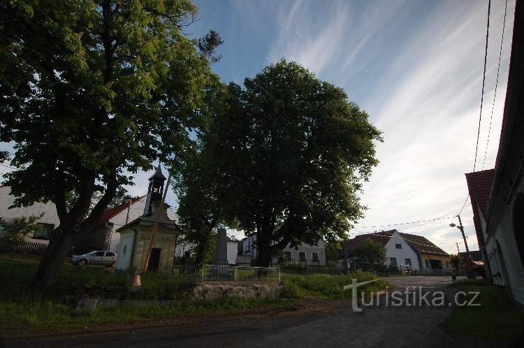 Auflieger mit Kapelle: in Čermná