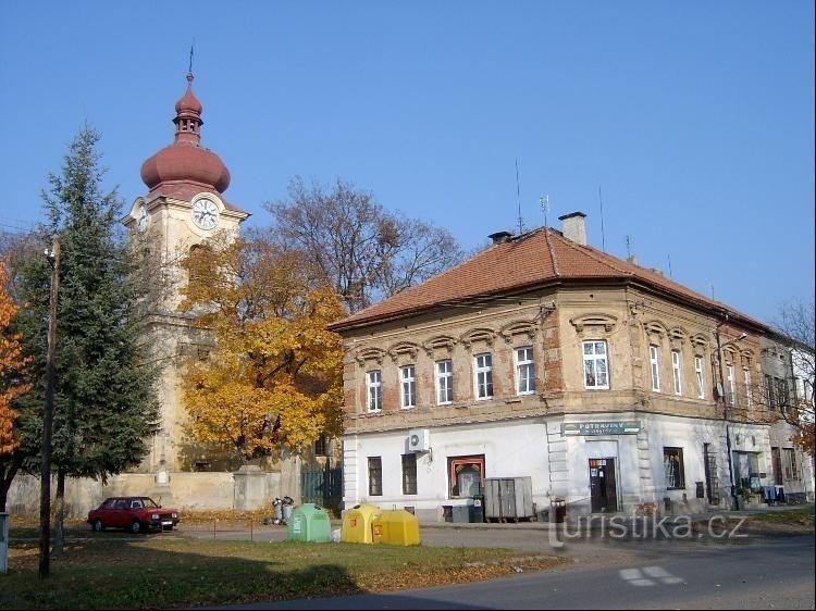 Ikerház templommal: A falu első említése 1318-ból származik, amikor egy erődítményt (ur.