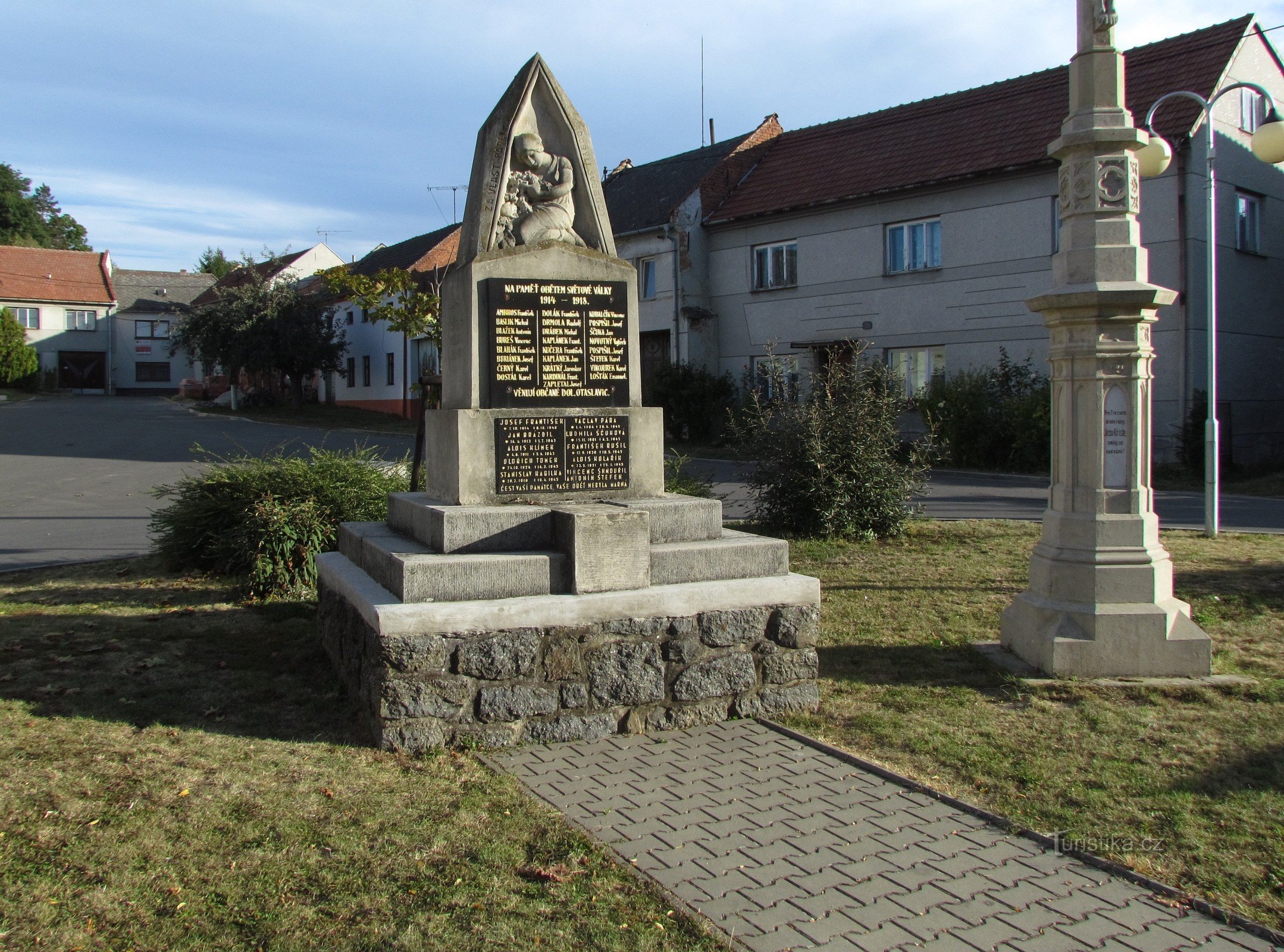 Um semi-reboque com uma cruz e um Monumento aos Caídos