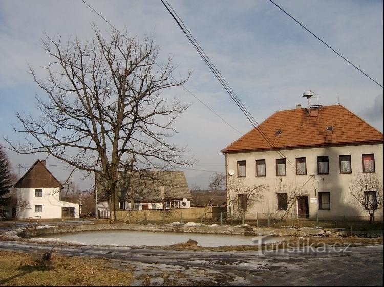 Náves: Škola je v obci doložena už k roku 1645, ačkoli ji zde křižovníci nepochy