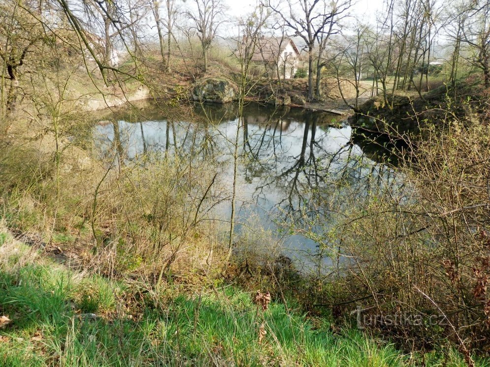 Nebengebäude Felsen