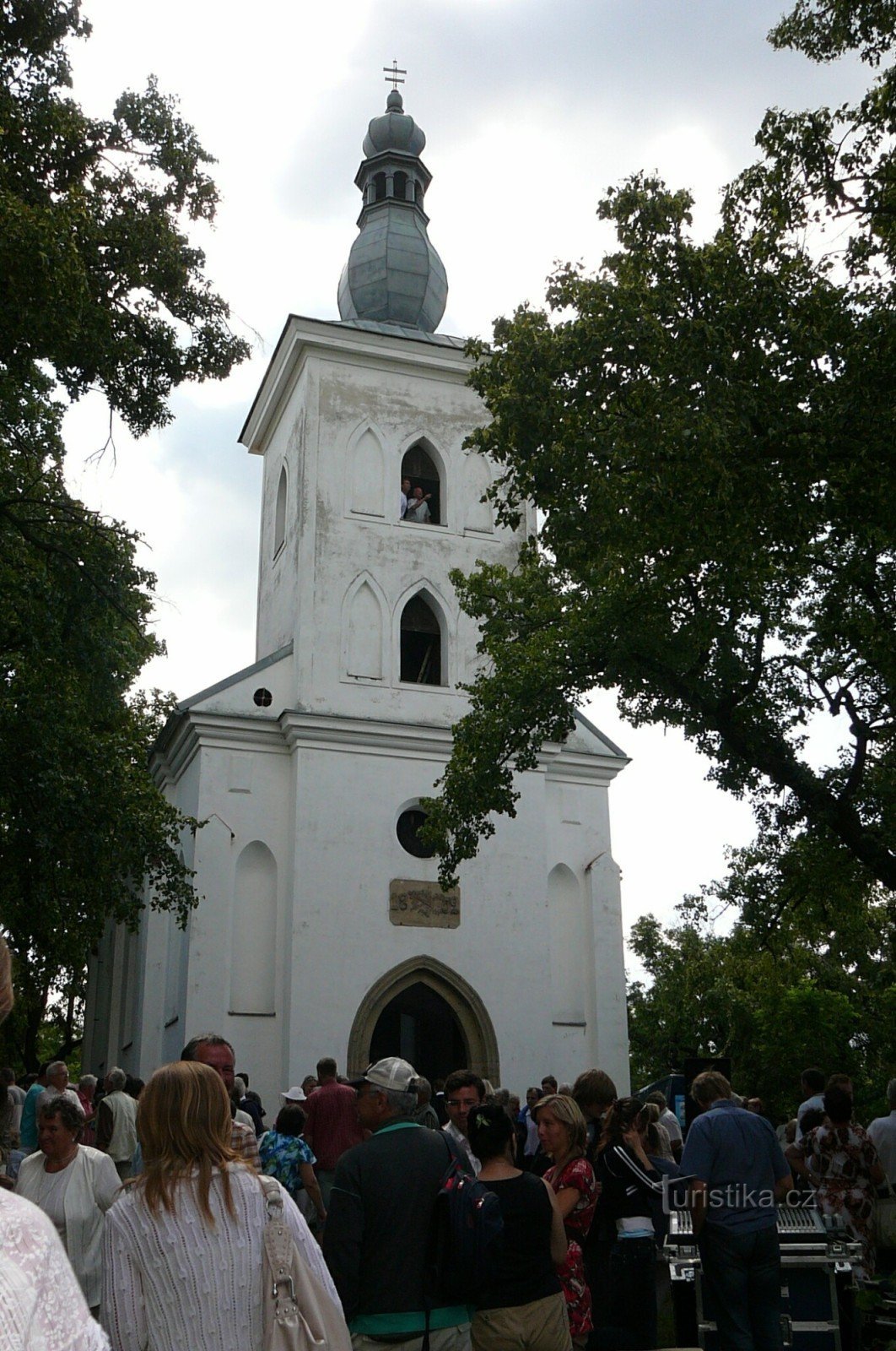 聖教会近くの丘。 Jakuba nad Ivančicemi は巡礼者でいっぱいです