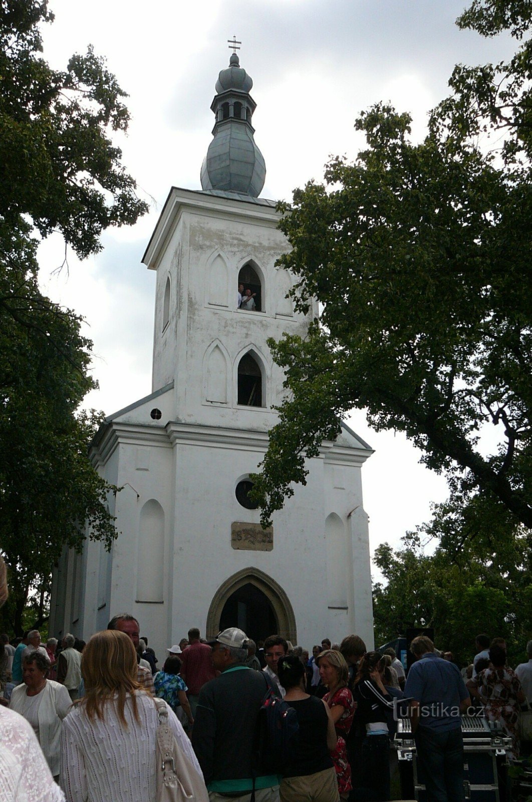 Kullen nära kyrkan St. Jakuba nad Ivančicemi är en pilgrimsfärd full av människor