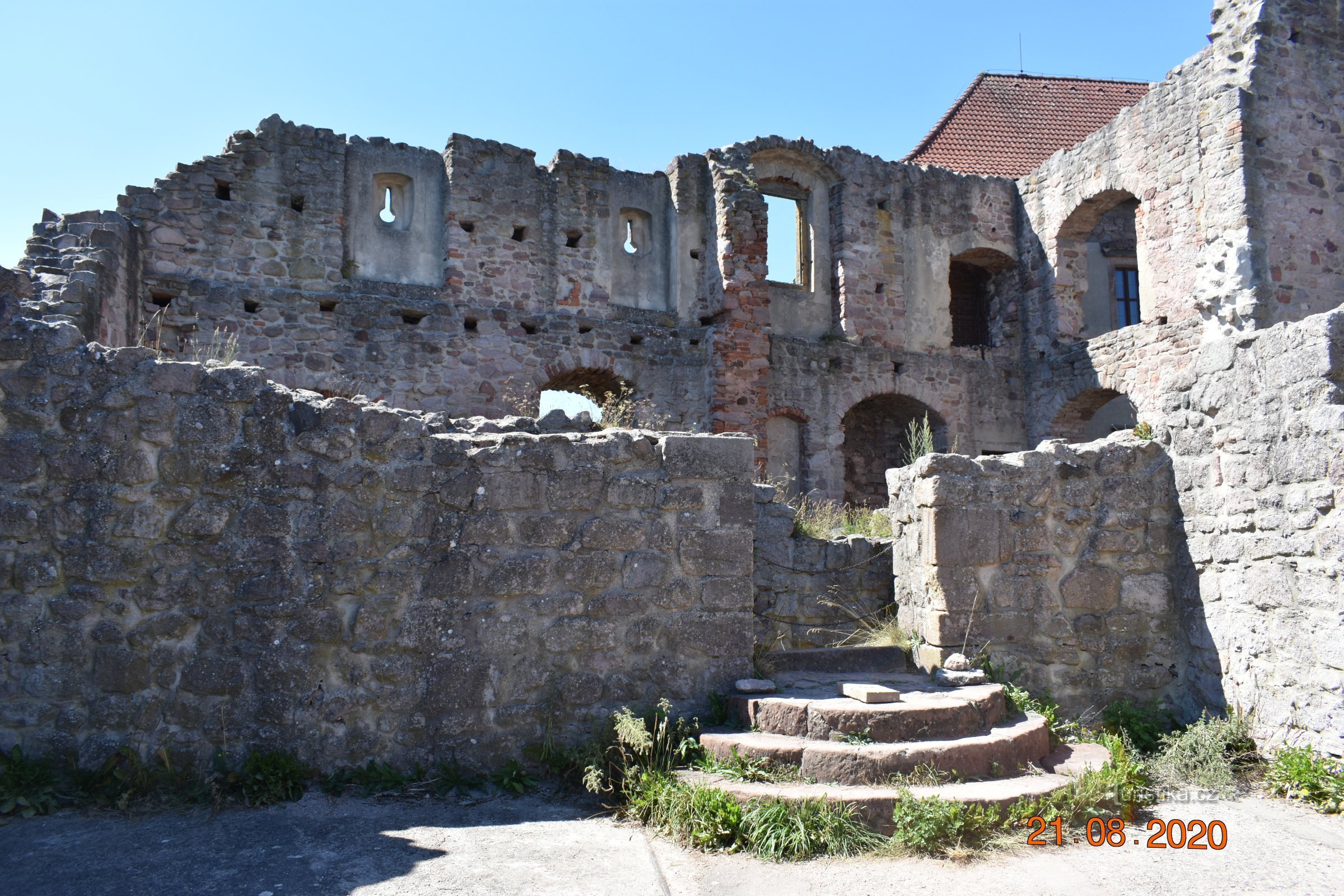 O vizită la Castelul Pecka este o explozie