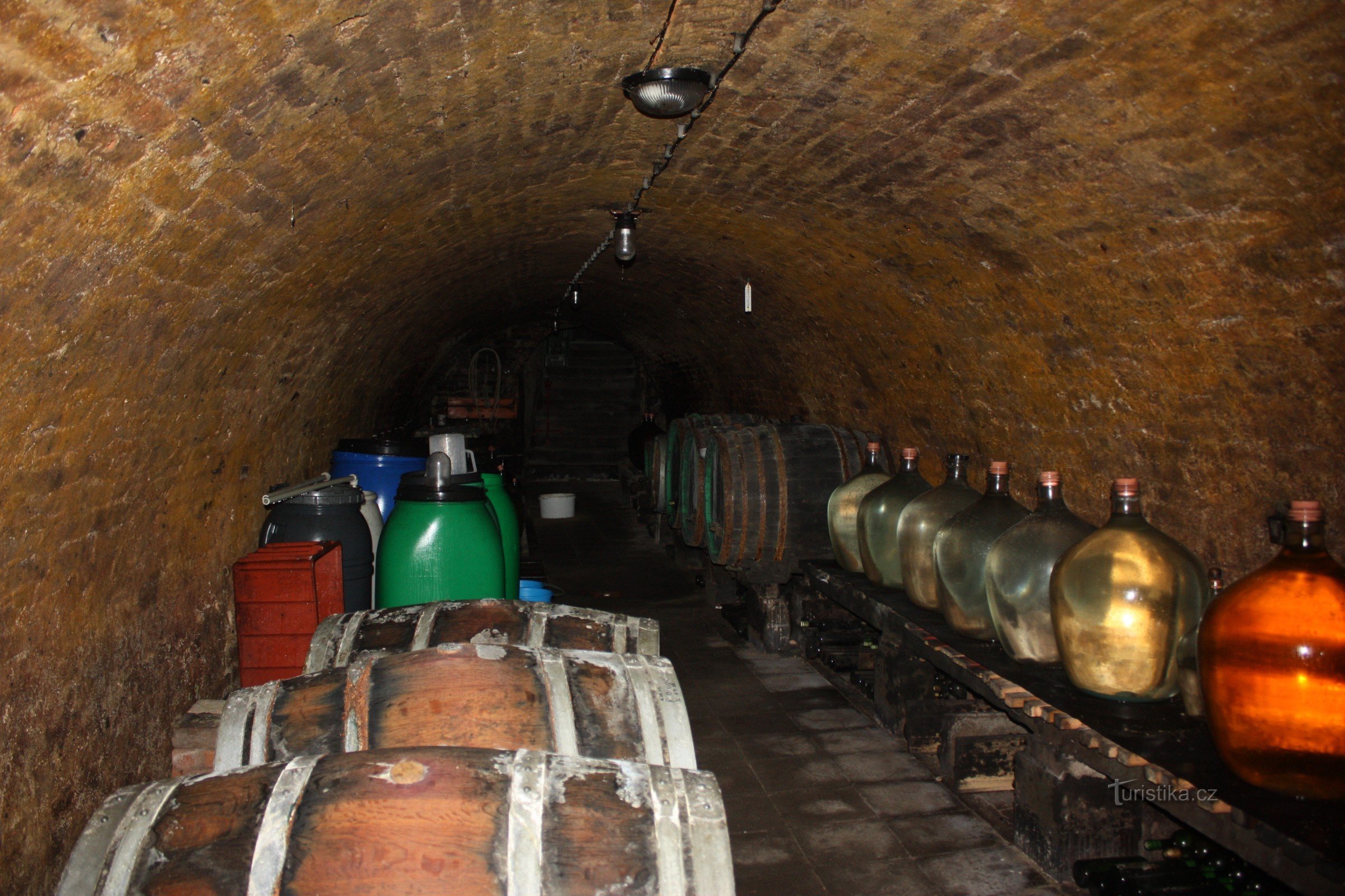 Der Besucher hat die Möglichkeit, einen Blick in den angrenzenden Privatkeller zu werfen, der traditionell aus Glas besteht