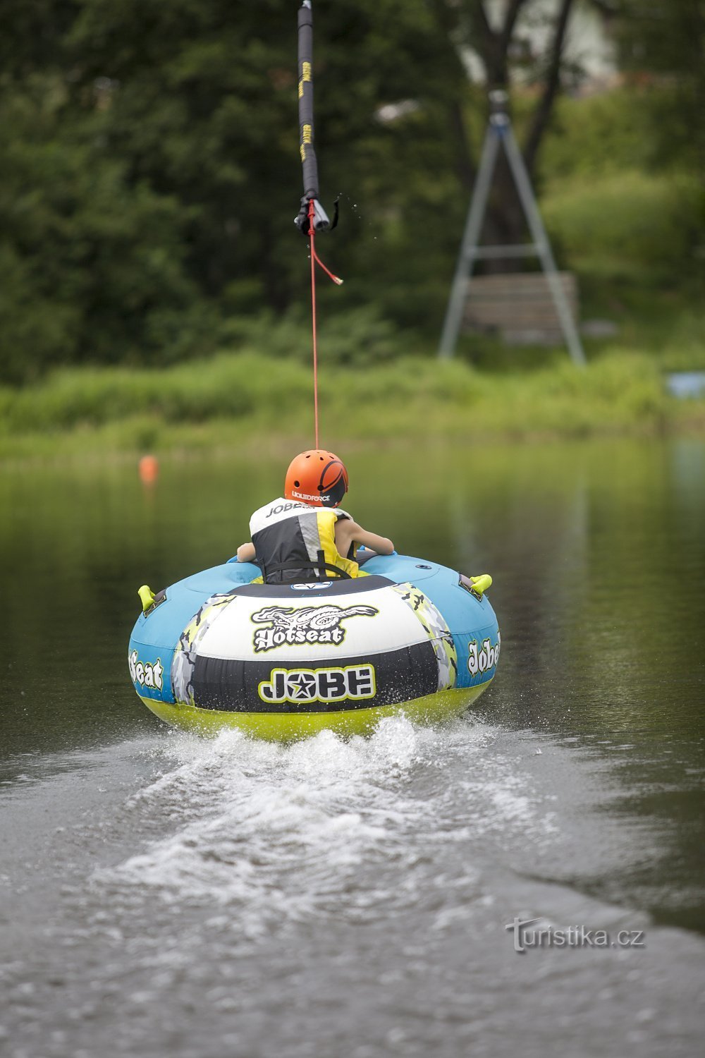 Sau preferați să vă lăsați să călăriți pe apă pe tuburi gonflabile?