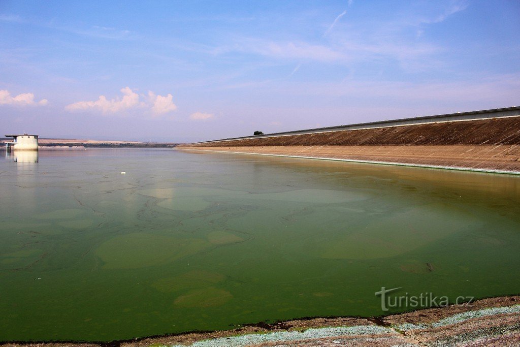 Nechranická přehrada, pohled na hráz