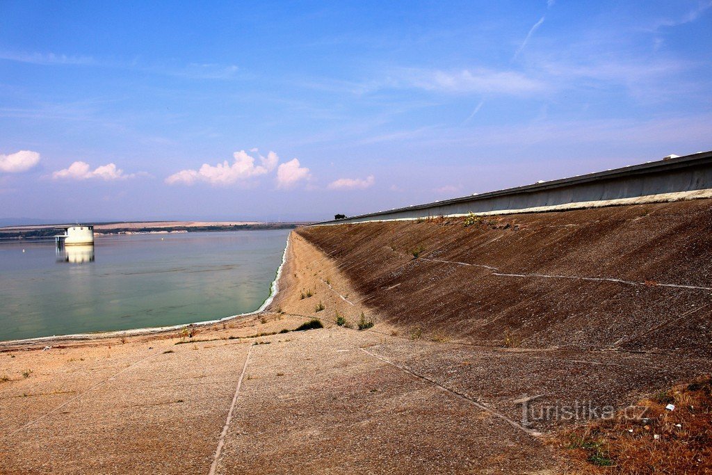 Barajul Nechranická, malul drept și barajul
