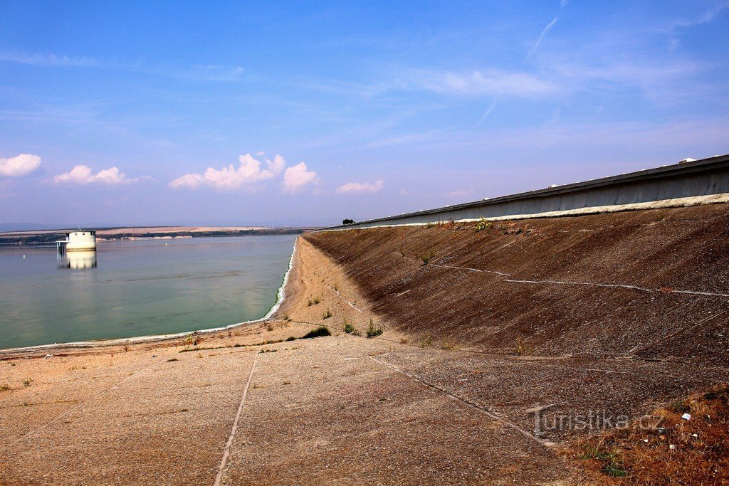 Nechranická dammen, högra stranden och dammen