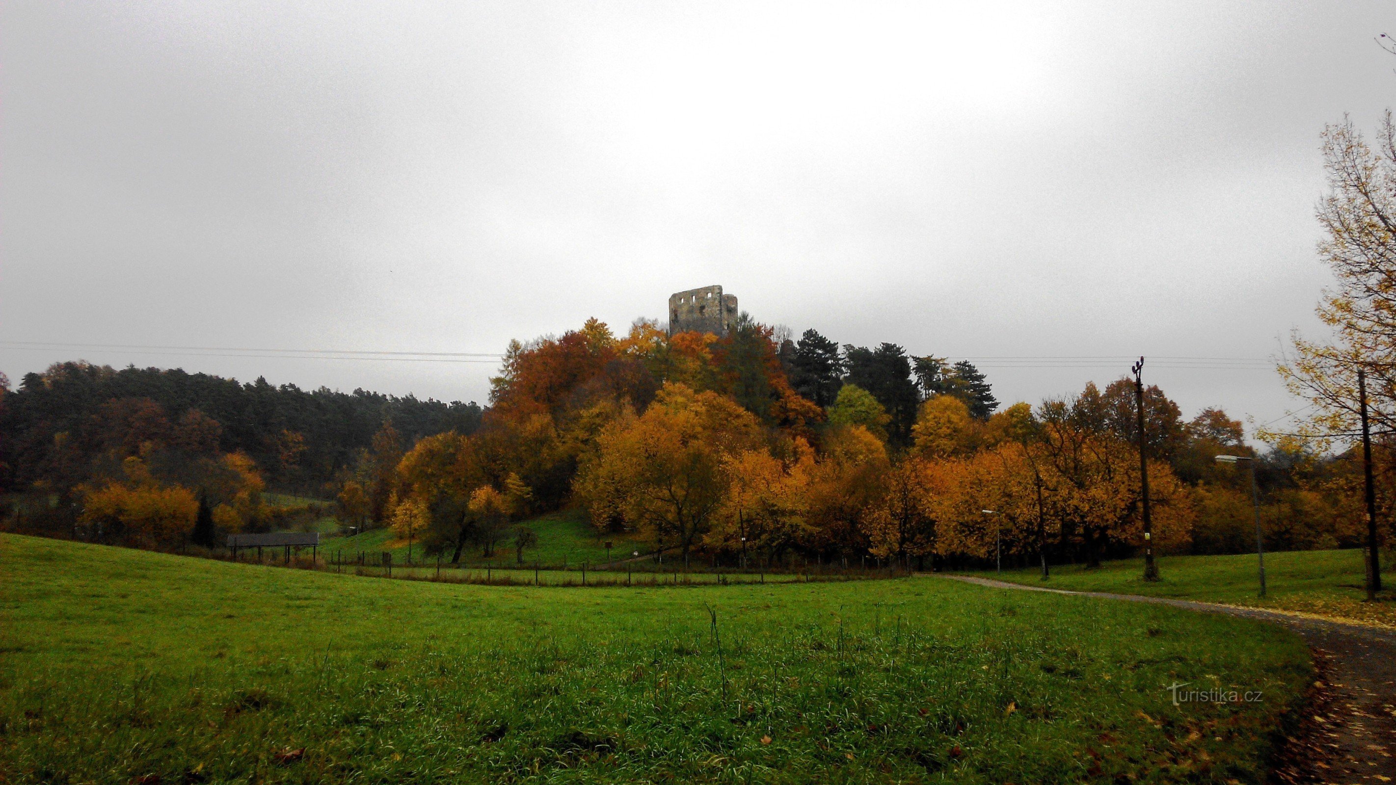 die nahegelegenen Ruinen der Burg Valčov