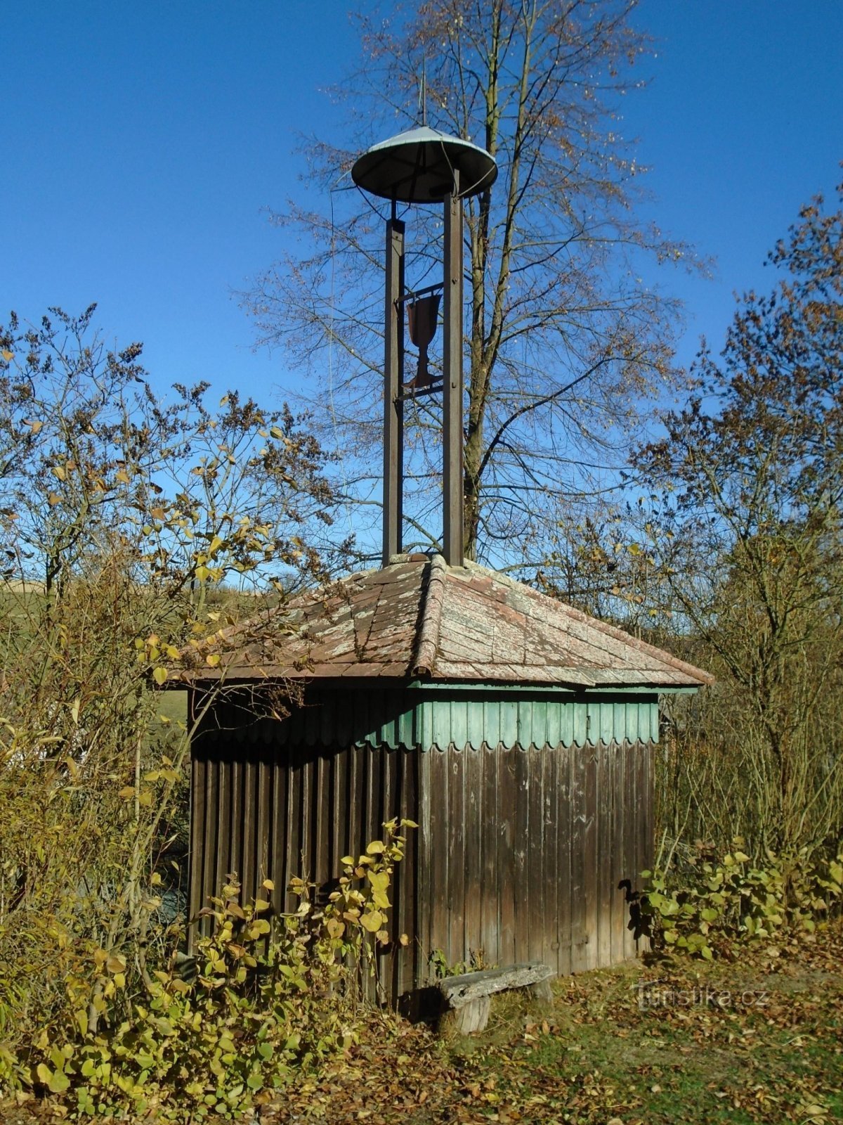 Il vicino campanile della Chiesa cecoslovacca (Slatina nad Úpou, 31.10.2018/XNUMX/XNUMX)