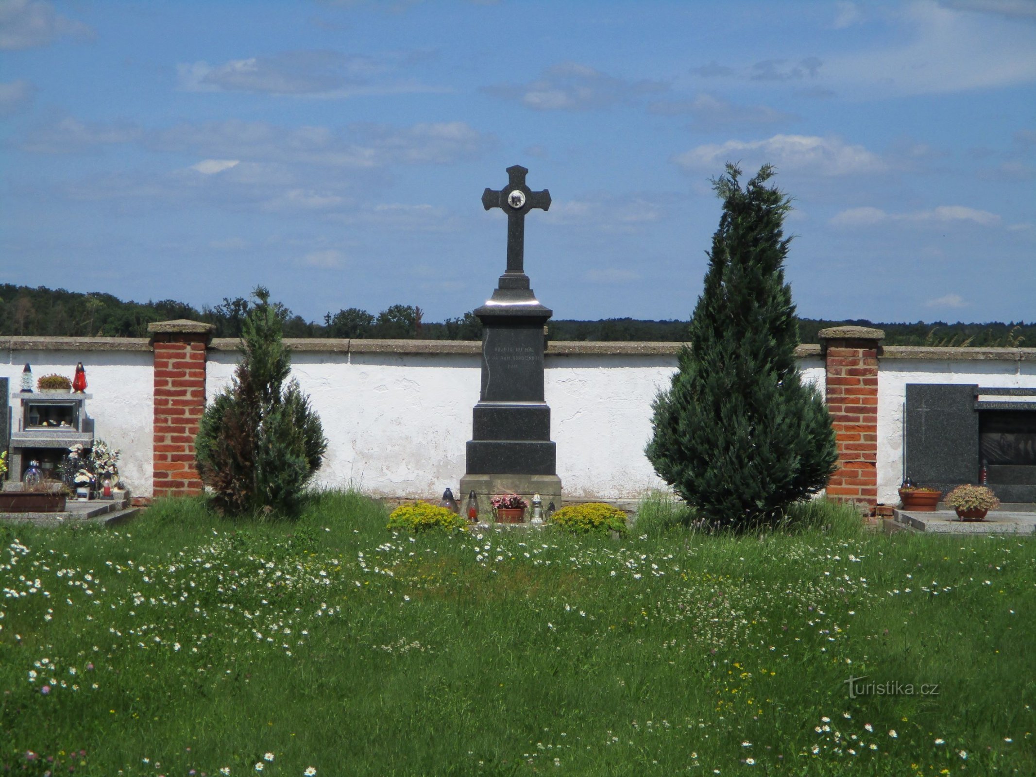 A kereszttől nem messze található temető (Zvíkov, 30.6.2020.)