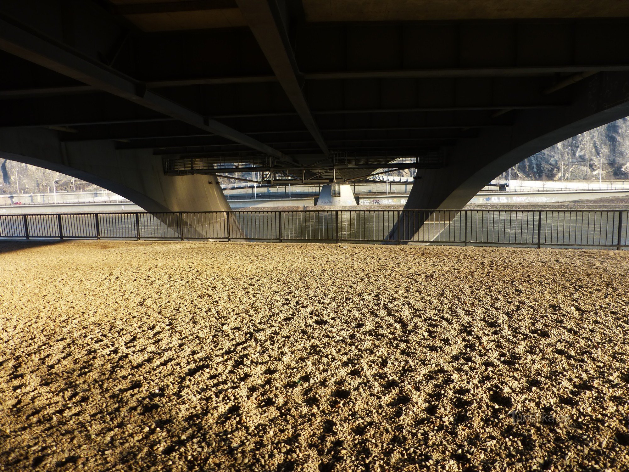 det fungerade inte för mig... sandstranden under bron... det skulle nog räcka för en natts vistelse, även fredag