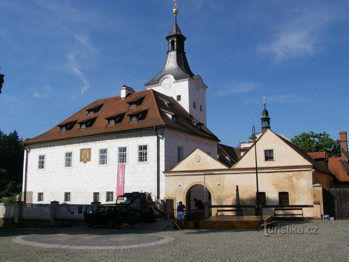 Domenica mattina davanti al castello di Dobřichovice