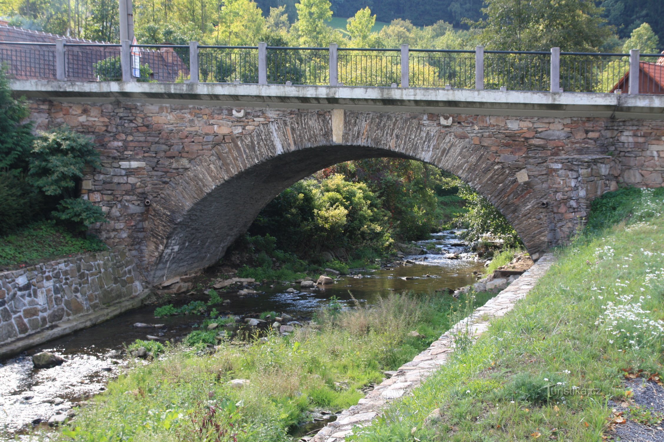 Nedvědice - Híd a studynky közelében
