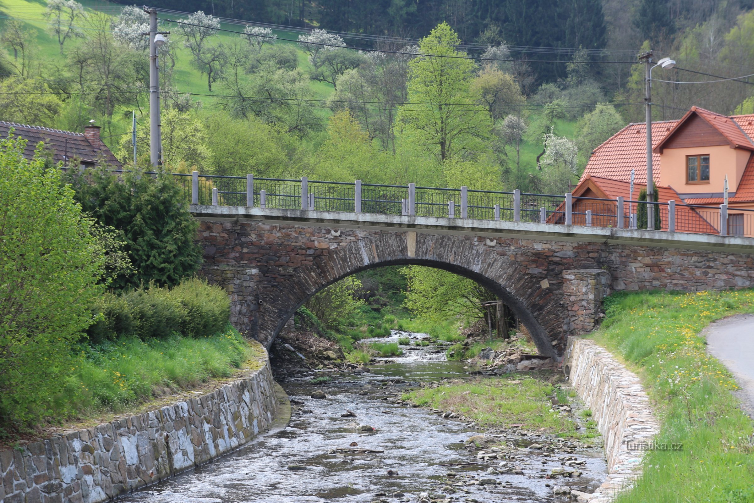 Nedvědice - Ponte perto de studynky