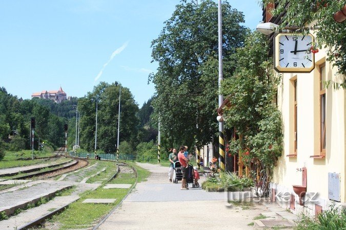 Nedvědice - вид з вокзалу на замок Пернштейн