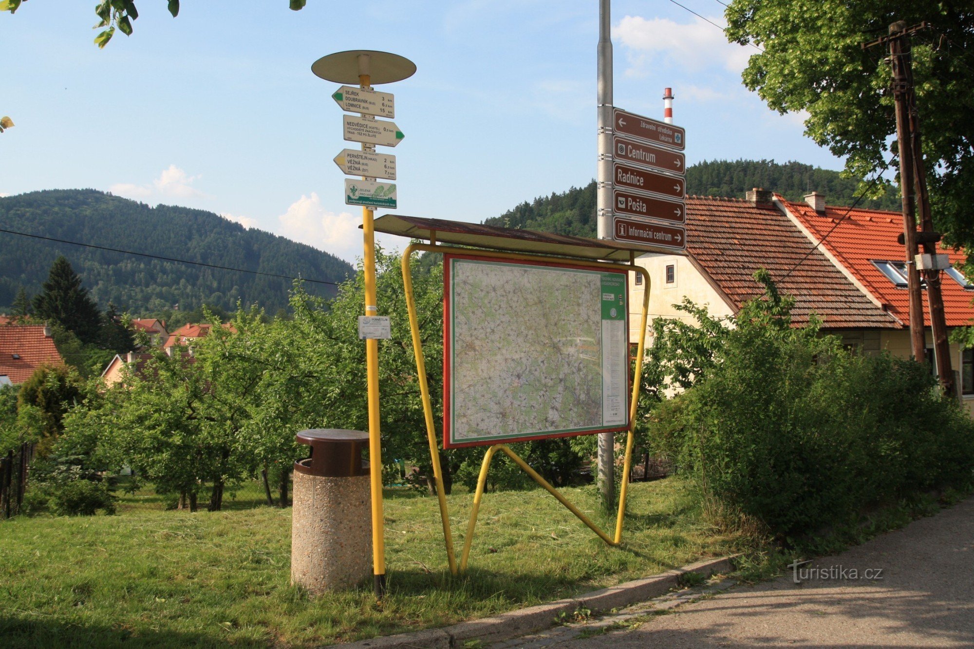 Nedvědice - cruzamento turístico perto da estação ferroviária