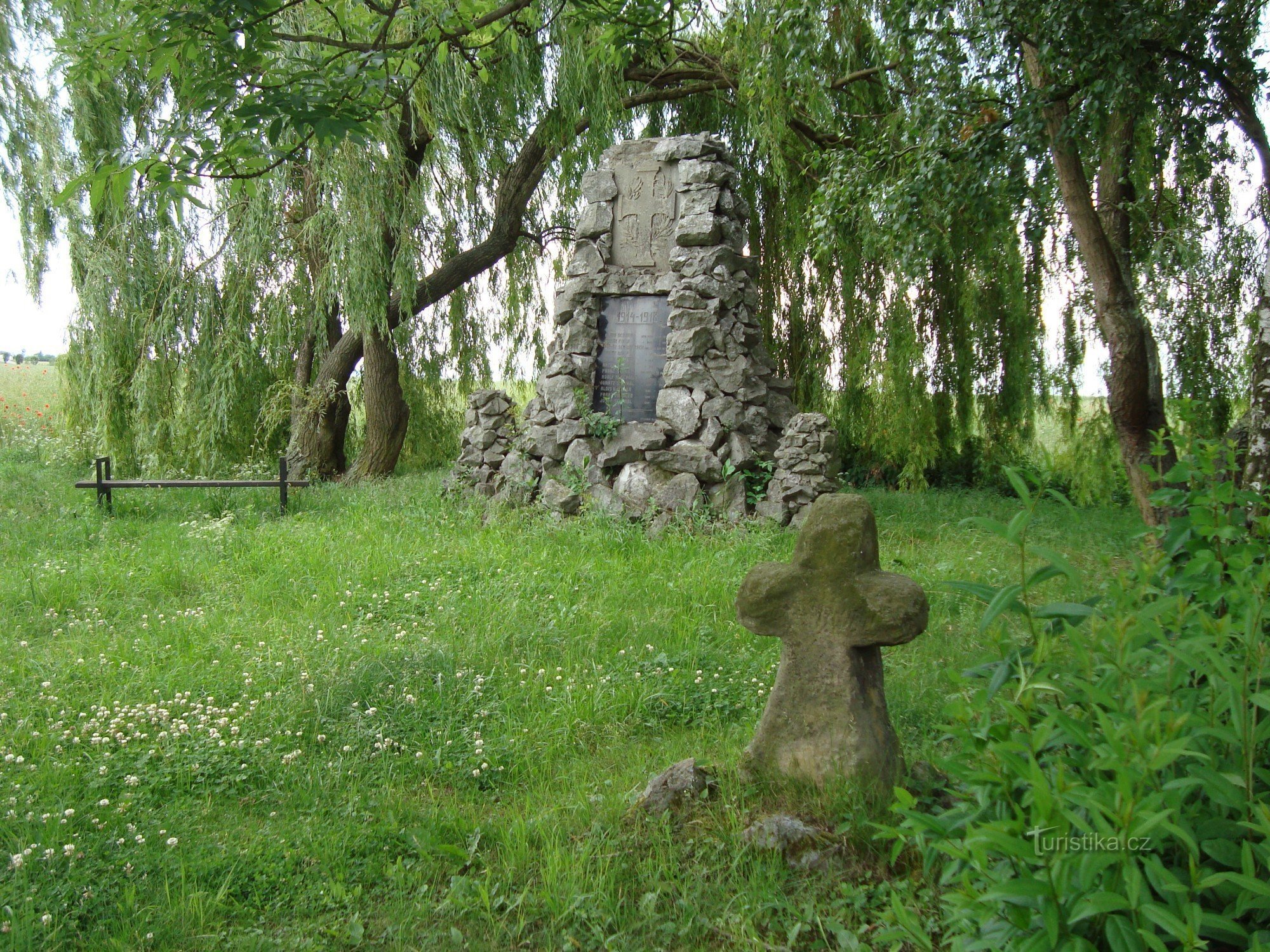Nedvězí-parčík al comienzo del pueblo con una cruz de la paz y un monumento a las víctimas de la Primera Guerra Mundial