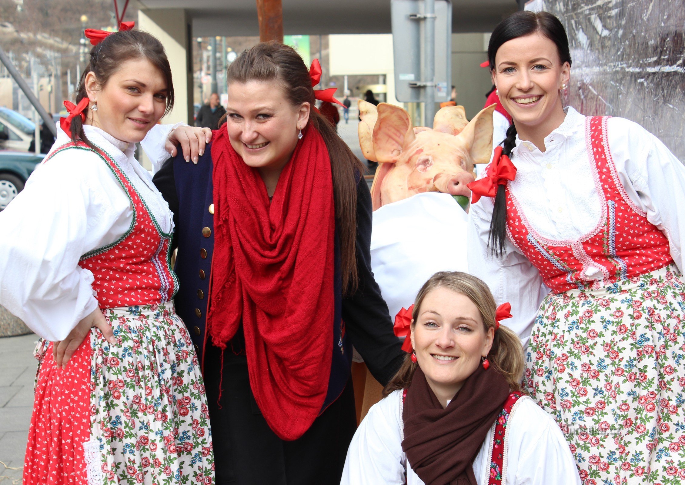 De dichtstbijzijnde bestemming van uw reis? Carnaval in de oude binnenstad van Praag ...