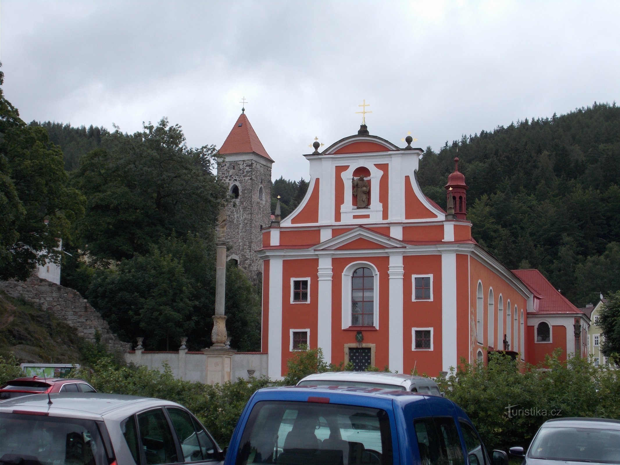 Nejdek - igreja de St. Martin e os restos do castelo