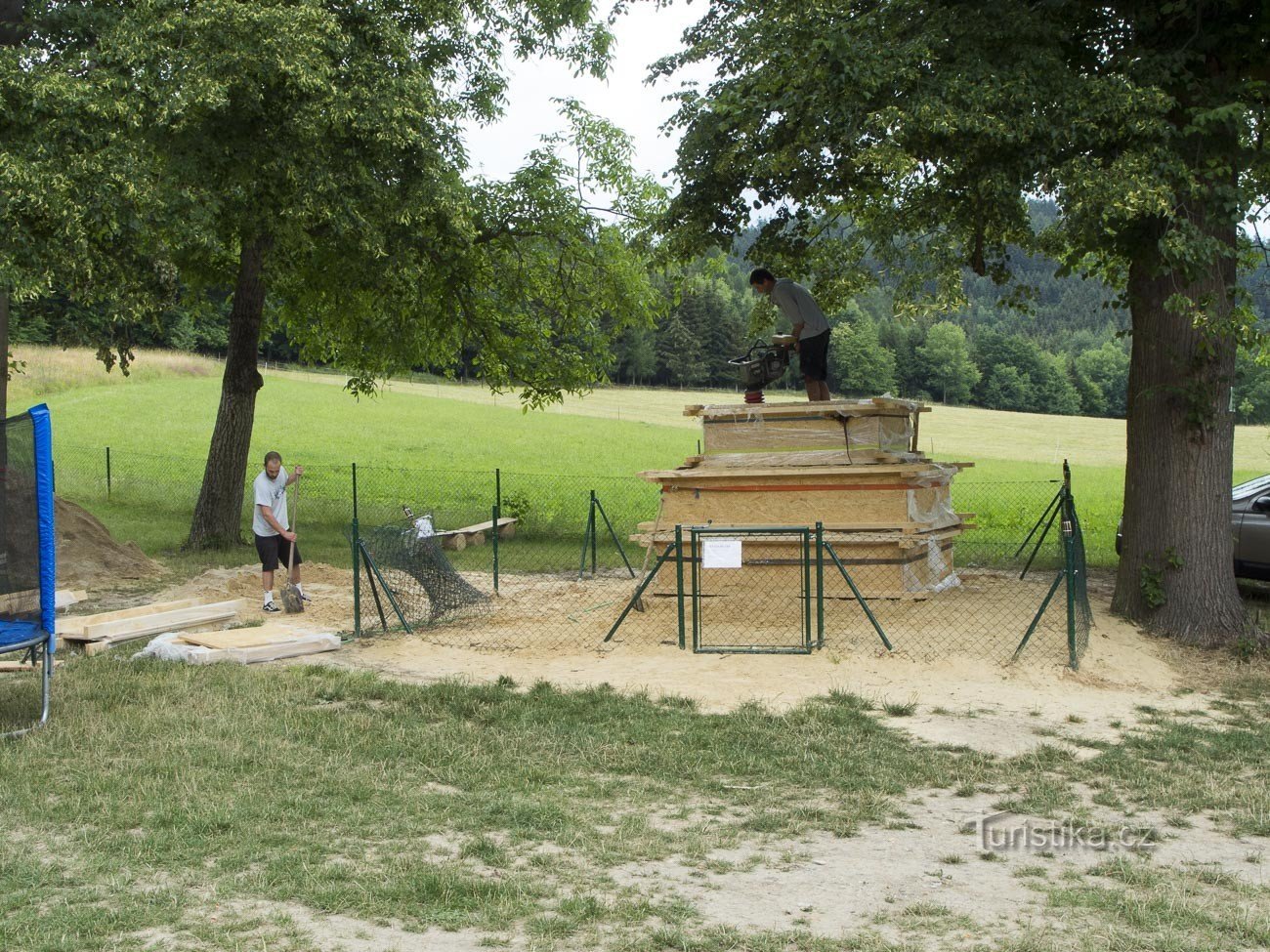 Zunächst wird Sand in die Schalung gepresst