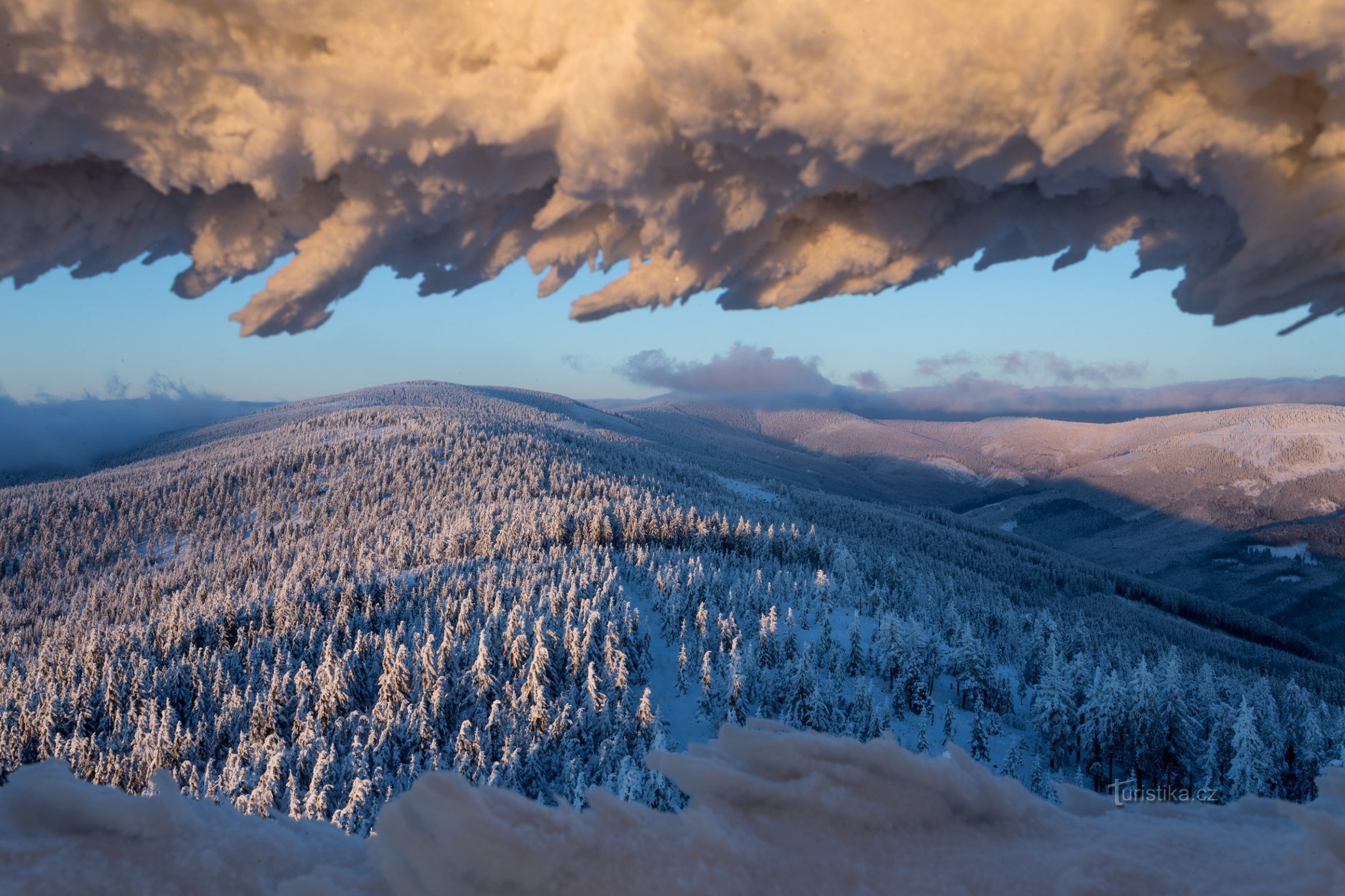 Non solo sci o sci da fondo: l'escursionismo invernale in montagna ha la sua magia!