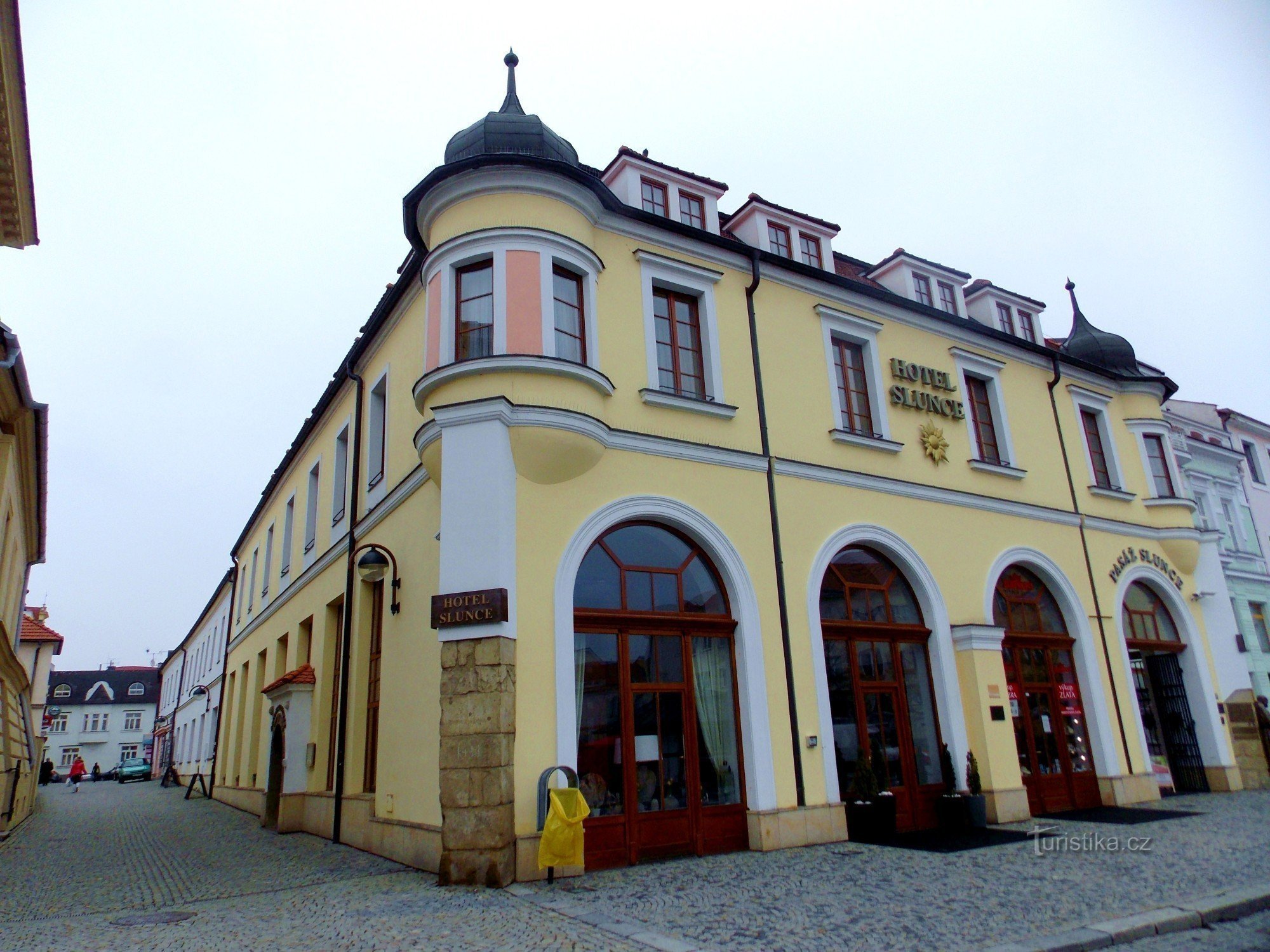 De mooiste passage van de zon in het centrum van Uherské Hradiště