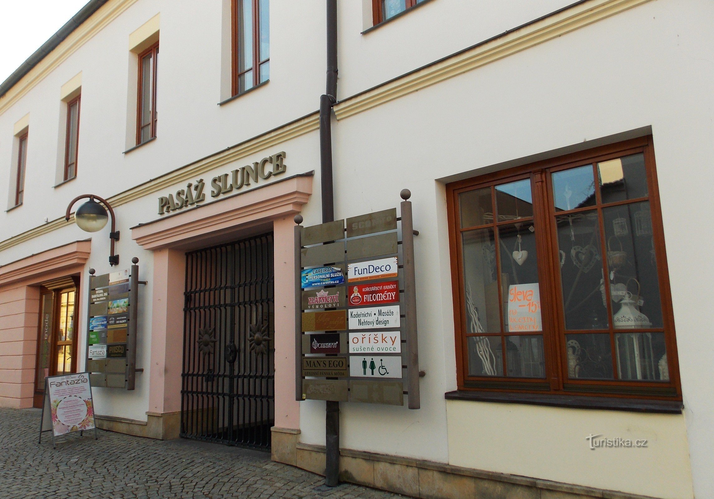 De mooiste passage van de zon in het centrum van Uherské Hradiště