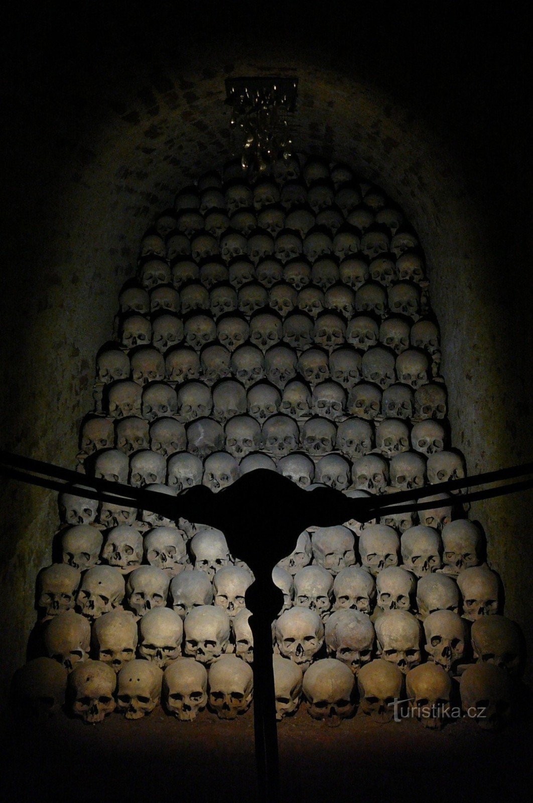 Den mest imponerende del af ossuariet med Tears-skulpturen af ​​Jaromír Gargulák (nær loftet)