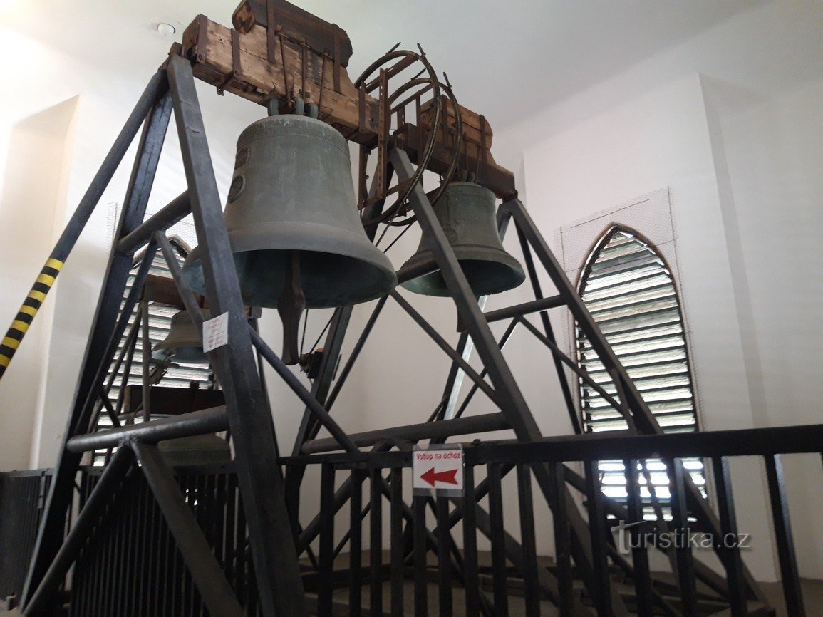 El objeto más pesado movido a lo largo de las vías (Iglesia de la Asunción de la Virgen María en Most)