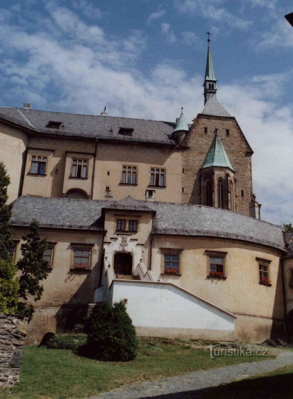 the most traditional view of the castle from the southwest
