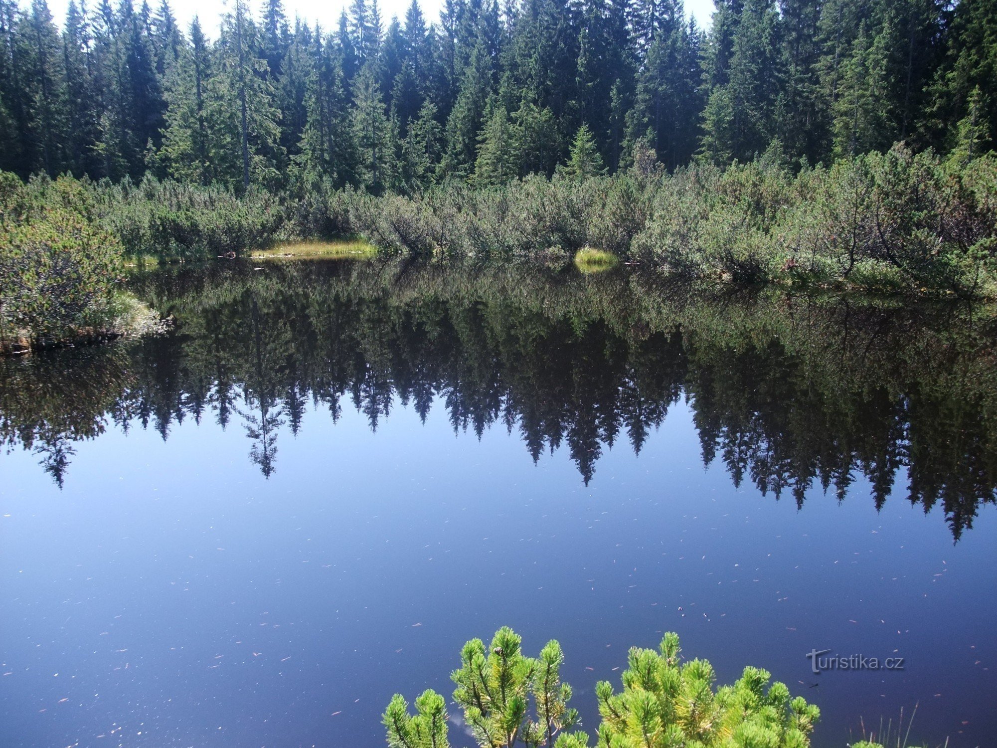 El lago más grande del listón de Trijezerní