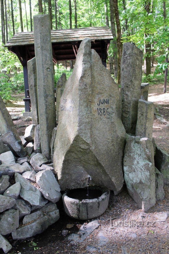 Der größte Stein des Brunnens