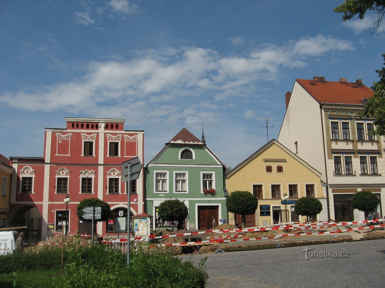La parte mejor conservada de las casas de pueblo en la parte alta de la plaza del Čsl. del ejercito
