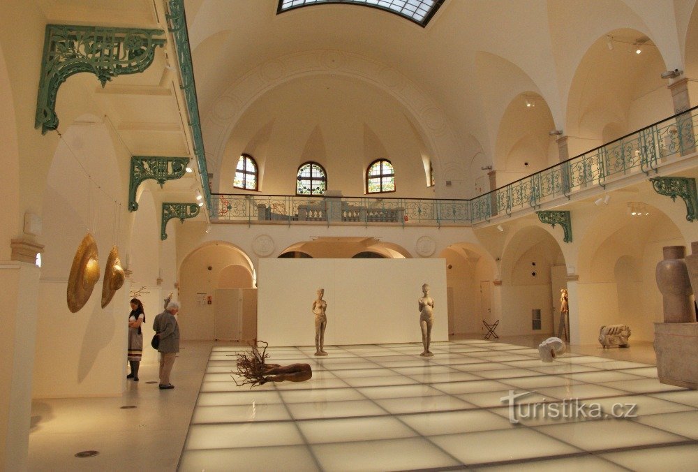 l'ancienne piscine thermale fait désormais la fierté de la galerie